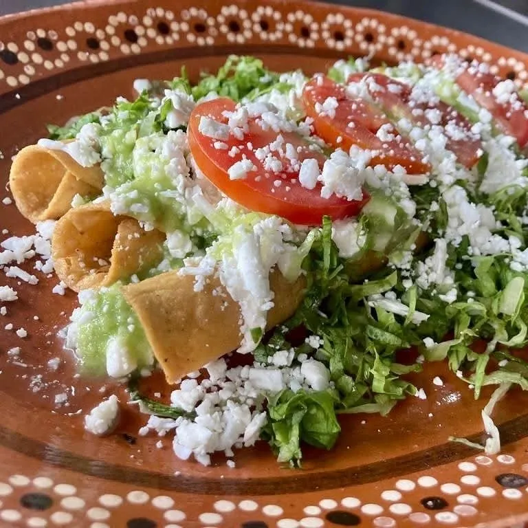 Flautas doradas de pollo con lechuga y queso